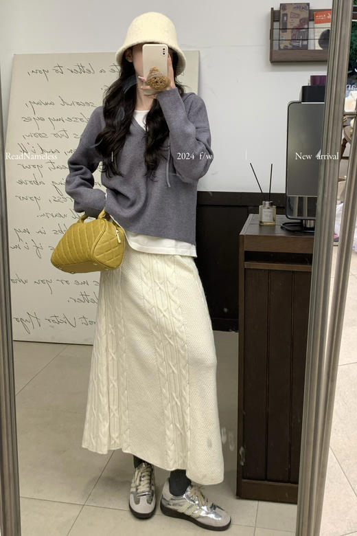 Read Nameless /天柔纱灰色假两件帽衫+奶白麻花针织半裙 2024/10/21 商品图1