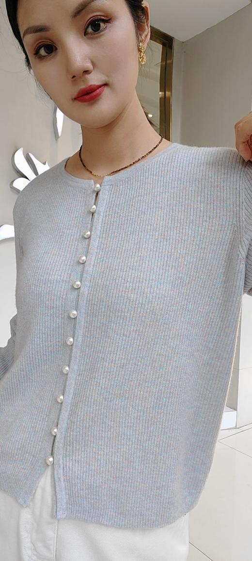 485990时尚气质款珍珠扣山羊绒开衫 商品图4
