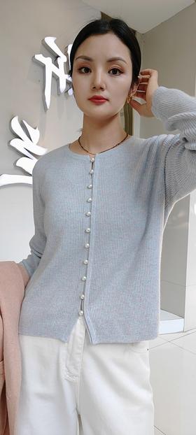 485990时尚气质款珍珠扣山羊绒开衫