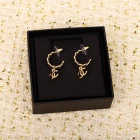 香奈儿24K圆环双C穿皮耳钉（XTY）