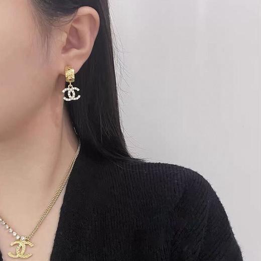 香奈儿24p字母浮雕耳钉（XTY） 商品图4