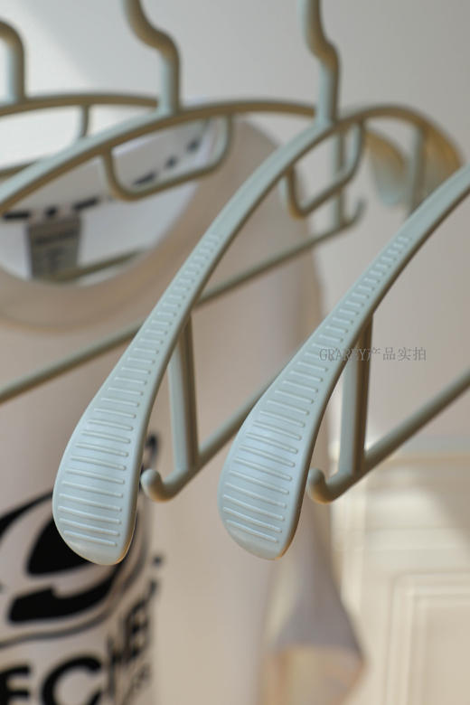 【GRAREY格瑞亚-肩宽无痕衣架】高端品质货❗️晾衣无痕不鼓包，加粗承重强，外套 大衣专用衣架👍 🔺加厚肩宽衣架，久用不变形 🔺3cm加宽衣撑，衣服不鼓包  商品图8