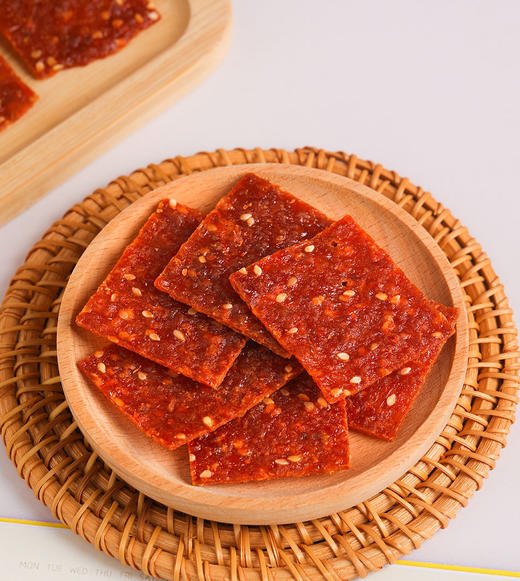 【天天好日子炭烤麻辣吊龙猪肉脯】29.9到手一大袋结合了传统炭烤技艺与经典卫龙麻辣风味辣条的创新美食、麻辣鲜甜 精选原料·吊龙肉质·精选100%吊龙部位的猪肉 商品图4