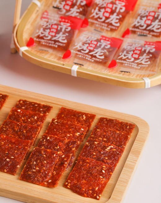 【天天好日子炭烤麻辣吊龙猪肉脯】29.9到手一大袋结合了传统炭烤技艺与经典卫龙麻辣风味辣条的创新美食、麻辣鲜甜 精选原料·吊龙肉质·精选100%吊龙部位的猪肉 商品图7