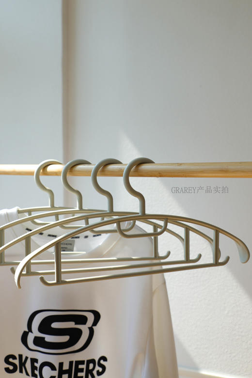 【GRAREY格瑞亚-肩宽无痕衣架】高端品质货❗️晾衣无痕不鼓包，加粗承重强，外套 大衣专用衣架👍 🔺加厚肩宽衣架，久用不变形 🔺3cm加宽衣撑，衣服不鼓包  商品图7
