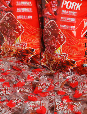 【天天好日子炭烤麻辣吊龙猪肉脯】29.9到手一大袋结合了传统炭烤技艺与经典卫龙麻辣风味辣条的创新美食、麻辣鲜甜 精选原料·吊龙肉质·精选100%吊龙部位的猪肉