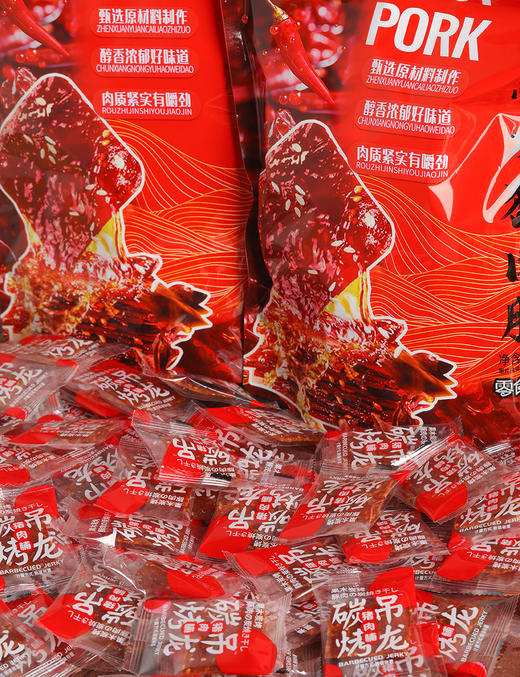 【天天好日子炭烤麻辣吊龙猪肉脯】29.9到手一大袋结合了传统炭烤技艺与经典卫龙麻辣风味辣条的创新美食、麻辣鲜甜 精选原料·吊龙肉质·精选100%吊龙部位的猪肉 商品图0