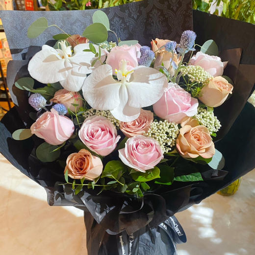 【酷女孩】酷雅高端花束，8朵卡布奇诺玫瑰➕8朵粉雪山玫瑰➕2朵蝴蝶兰➕新鲜配花配叶，精品高端花束 商品图0
