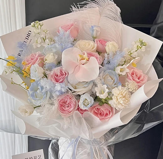 【甜蜜故事】9朵粉雪山玫瑰➕5朵碎冰蓝玫瑰➕5朵白玫瑰➕1朵蝴蝶兰➕2支紫罗兰➕蓝色雾松➕新鲜配花配叶，精美雅致大气花束 商品图0