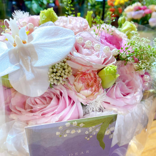 【甜蜜圆舞曲】混搭粉玫瑰➕1朵蝴蝶兰➕新鲜配花配叶，精美圆形高端花束 商品图1