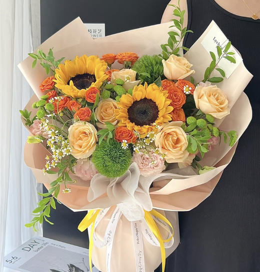【蜜阳序曲】6朵蜜桃雪山玫瑰➕2支向日葵➕2支绿毛球➕3支芭比蔷薇➕2支绿扣➕2支洋甘菊➕新鲜配花配叶，精美时尚花 商品图0