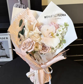 【布拉格广场】浪漫精品花束，5朵浅粉玫瑰➕1朵蝴蝶兰➕2支紫罗兰➕1朵剑兰➕蓬莱松，时尚花束