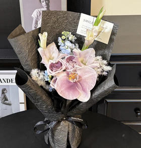 【罗曼蒂克的烟花】3支乌梅子酱➕1朵蝴蝶兰➕2支剑兰➕1支紫罗兰➕1支蓝星花➕蓬莱松，精品高端花束