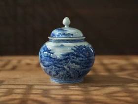 手绘青花亭台楼阁山水茶罐