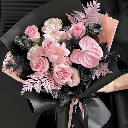 【黑粉水墨】浪漫酷雅花束，6朵粉雪山➕3朵极地黑玫瑰➕1支粉掌➕1朵郁金香➕高山羊齿叶➕新鲜配花，精美大气花束 商品图0