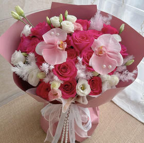 【甜甜的时光】19朵弗洛伊德玫瑰➕16朵洋桔梗➕2朵蝴蝶兰➕雾松➕新鲜配花配叶，高端大气花束