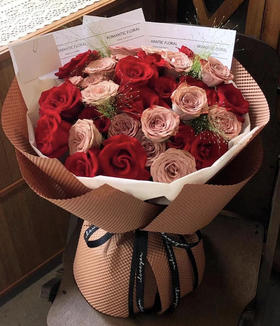 【爱的花园】33朵玫瑰大气上档次花束，15朵红玫瑰➕18朵卡布奇诺玫瑰➕5支喷泉草，精美高端大气花束