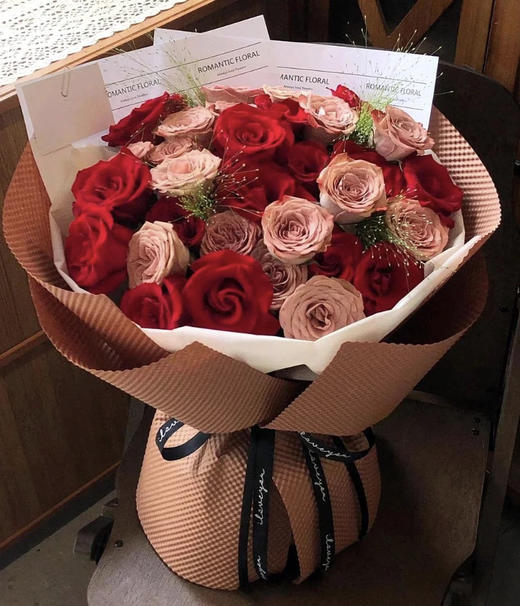 【爱的花园】33朵玫瑰大气上档次花束，15朵红玫瑰➕18朵卡布奇诺玫瑰➕5支喷泉草，精美高端大气花束 商品图0