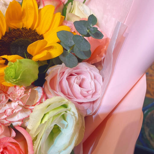 【幸福快乐】精美混搭花束，1支香水百合➕10朵混搭粉玫瑰➕6朵粉色康乃馨➕2支折射蔷薇➕5朵洋桔梗➕新鲜配花配叶，精美时尚花束 商品图2