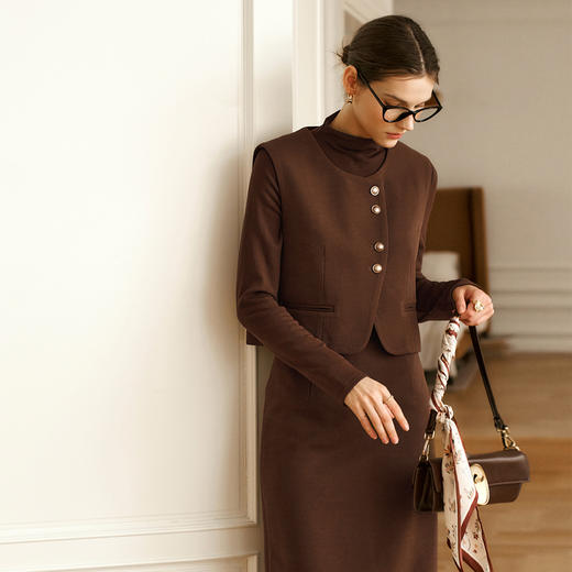 OLrain欧芮儿咖色时尚套装女冬季2024新款法式通勤气质半裙三件套 商品图2
