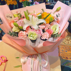 【幸福快乐】精美混搭花束，1支香水百合➕10朵混搭粉玫瑰➕6朵粉色康乃馨➕2支折射蔷薇➕5朵洋桔梗➕新鲜配花配叶，精美时尚花束