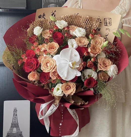 【素语情浓】12朵卡布奇诺玫瑰➕9朵红玫瑰➕1朵蝴蝶兰➕5支巧克力蔷薇➕8朵洋桔梗➕3支喷泉草➕新鲜配花配叶，精品高端大气花束 商品图0
