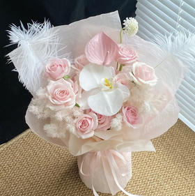 【小甜美】11朵粉玫瑰➕1朵蝴蝶兰➕1支粉掌➕蓬莱松➕2支白羽毛，精美雅致花束