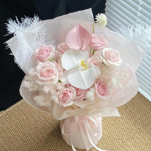 【小甜美】11朵粉玫瑰➕1朵蝴蝶兰➕1支粉掌➕蓬莱松➕2支白羽毛，精美雅致花束 商品图0