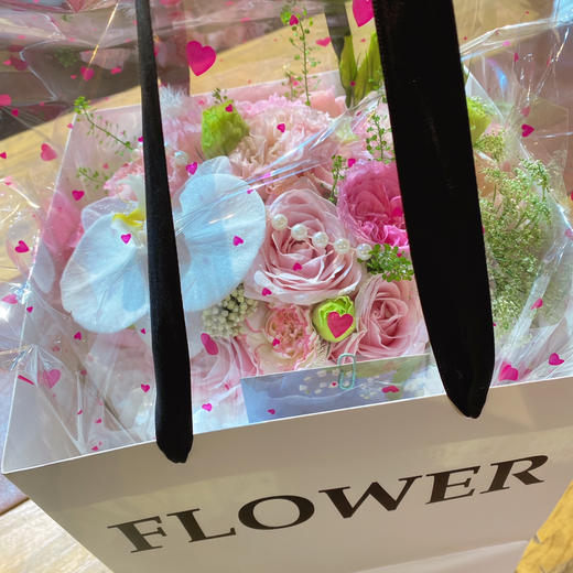 【甜蜜圆舞曲】混搭粉玫瑰➕1朵蝴蝶兰➕新鲜配花配叶，精美圆形高端花束 商品图2