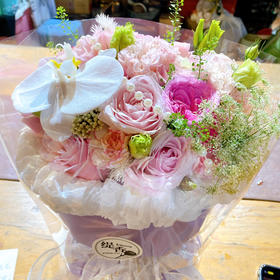 【甜蜜圆舞曲】混搭粉玫瑰➕1朵蝴蝶兰➕新鲜配花配叶，精美圆形高端花束