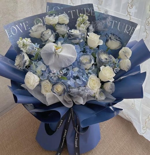 【蓝色夜曲】1支海洋蓝绣球➕10支马其他蓝玫瑰➕6支白玫瑰➕8朵洋桔梗➕2支紫罗兰➕3支蓝星花➕雾松➕新鲜配花配叶，精品高端大气花束 商品图0