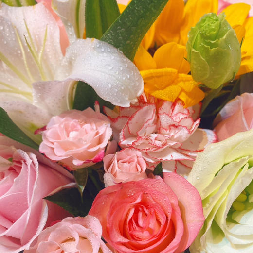【幸福快乐】精美混搭花束，1支香水百合➕10朵混搭粉玫瑰➕6朵粉色康乃馨➕2支折射蔷薇➕5朵洋桔梗➕新鲜配花配叶，精美时尚花束 商品图3