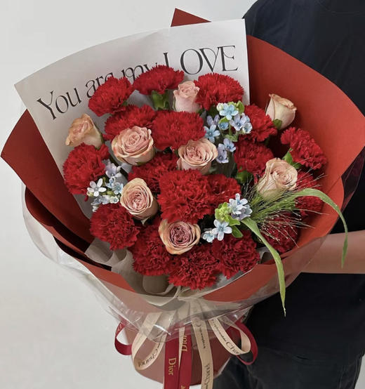 【珍爱】18朵红色康乃馨➕3朵卡布奇诺玫瑰➕3支蓝星花，精美大气花束 商品图0