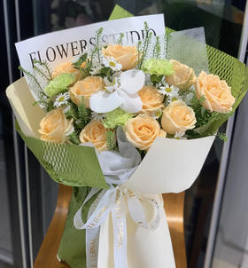 【晴岚】11朵蜜桃雪山玫瑰➕1朵蝴蝶兰➕3朵绿贝康乃馨➕3支洋甘菊➕新鲜配花配叶，精美雅致花束