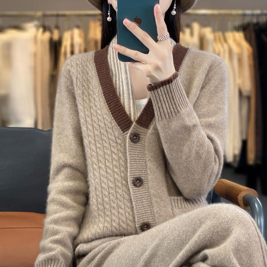 丁摩 秋冬纯羊毛开衫女V领针织长袖拼色毛衣外套56-196 商品图1