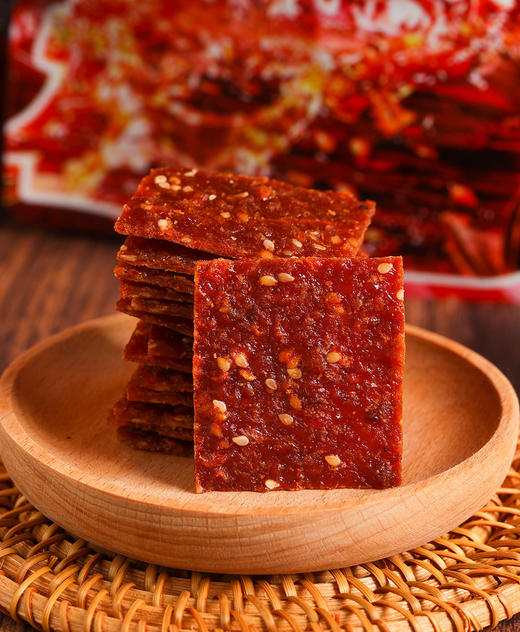 【天天好日子炭烤麻辣吊龙猪肉脯】29.9到手一大袋结合了传统炭烤技艺与经典卫龙麻辣风味辣条的创新美食、麻辣鲜甜 精选原料·吊龙肉质·精选100%吊龙部位的猪肉 商品图3