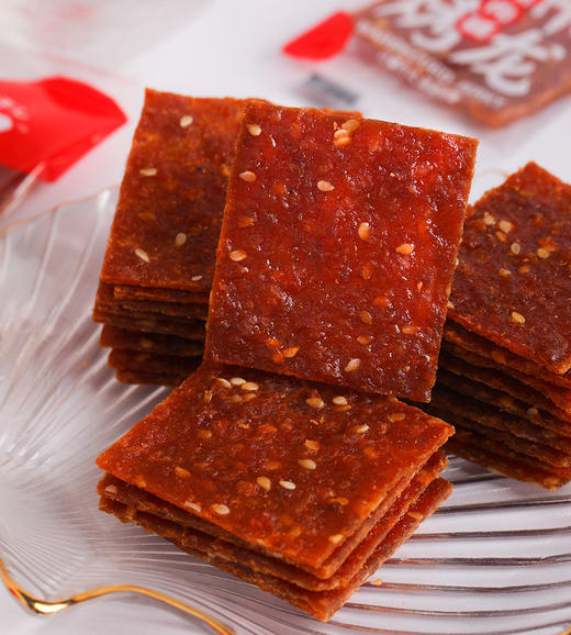 【天天好日子炭烤麻辣吊龙猪肉脯】29.9到手一大袋结合了传统炭烤技艺与经典卫龙麻辣风味辣条的创新美食、麻辣鲜甜 精选原料·吊龙肉质·精选100%吊龙部位的猪肉 商品图2