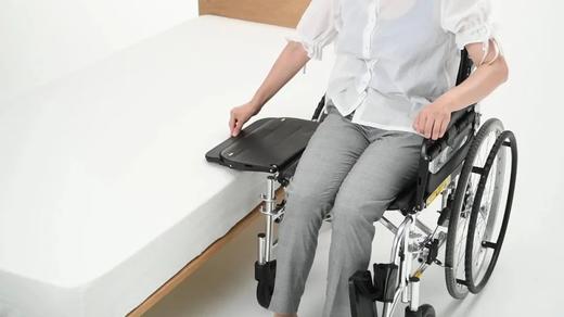 日本MIKI三贵电动轮椅车移乘轮椅轻便老年人代步车灵活四轮自带移位板 商品图1