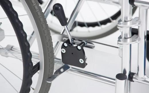 日本MIKI三贵电动轮椅车移乘轮椅轻便老年人代步车灵活四轮自带移位板 商品图3