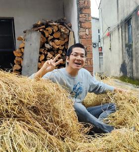  背着吉他去种地…… 