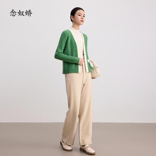 【商场同款】CNR4061“绿意开衫”米白色和绿色搭配清新舒适 气质V领 修饰颈部线条 前中拉链 绵羊毛/马海毛混纺毛开衫 商品图2