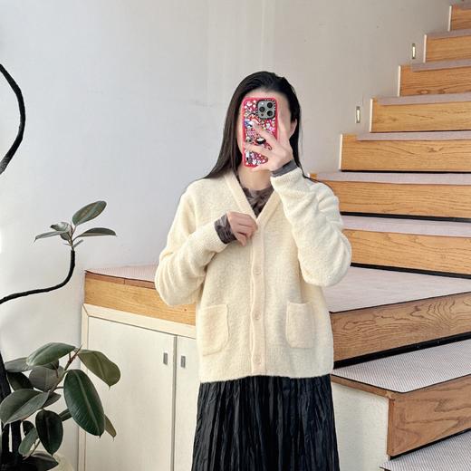 2023秋冬女装新系扣V领口袋百搭简约长袖针织衫 商品图1