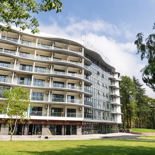 【薪火映仙寰】安徽齐云山月华度假酒店￥599起/双人1晚/2晚徽州人文度假，周末不加价！2024年开业度假区官方酒店，坐落在齐云小镇的核心位置！ 商品图0