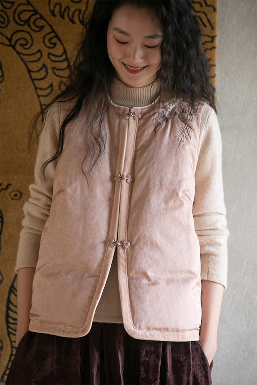 牧衣游原创 炒色丝棉刺绣羽绒马甲 限量福利款 喜柠 不支持会员折 商品图5