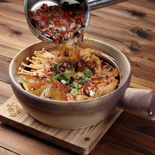 餐云水煮砂锅酱一包2斤装 2024年餐云趋势性产品创新 火爆水煮类砂锅菜标准化操作酱料 更多年轻消费群体喜欢沸腾的鲜美 商品图2