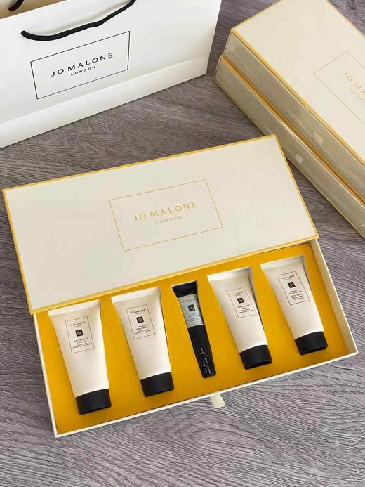 祖•玛珑/JO  MALONE  LONDON  帕丁顿熊限定联名香氛护手霜限量礼盒装（护手霜+唇蜜） 50ML*4+15ML 商品图3