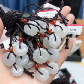 玉美人菲菲/34793和田玉吊坠·多样性发一