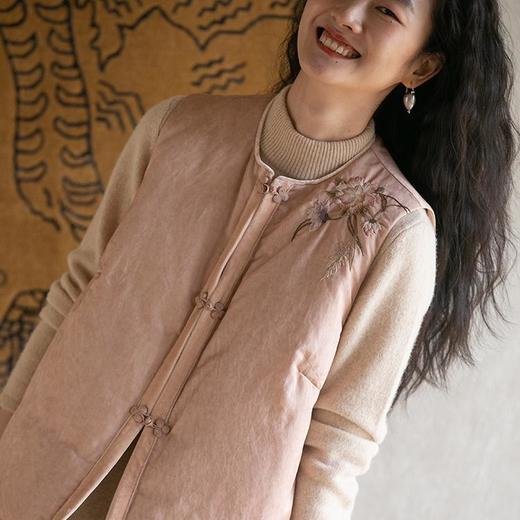 牧衣游原创 炒色丝棉刺绣羽绒马甲 限量福利款 喜柠 不支持会员折 商品图1