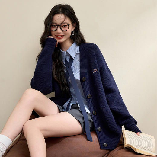 西遇学院风针织衫开衫女新款宝蓝色宽松慵懒风毛衣外套D3642439 商品图2