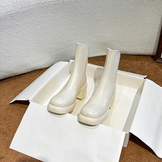 「黑白两色！气质短靴」白色马丁靴女新款秋冬厚底短靴子显瘦增高粗跟小个子短靴女鞋 商品图1